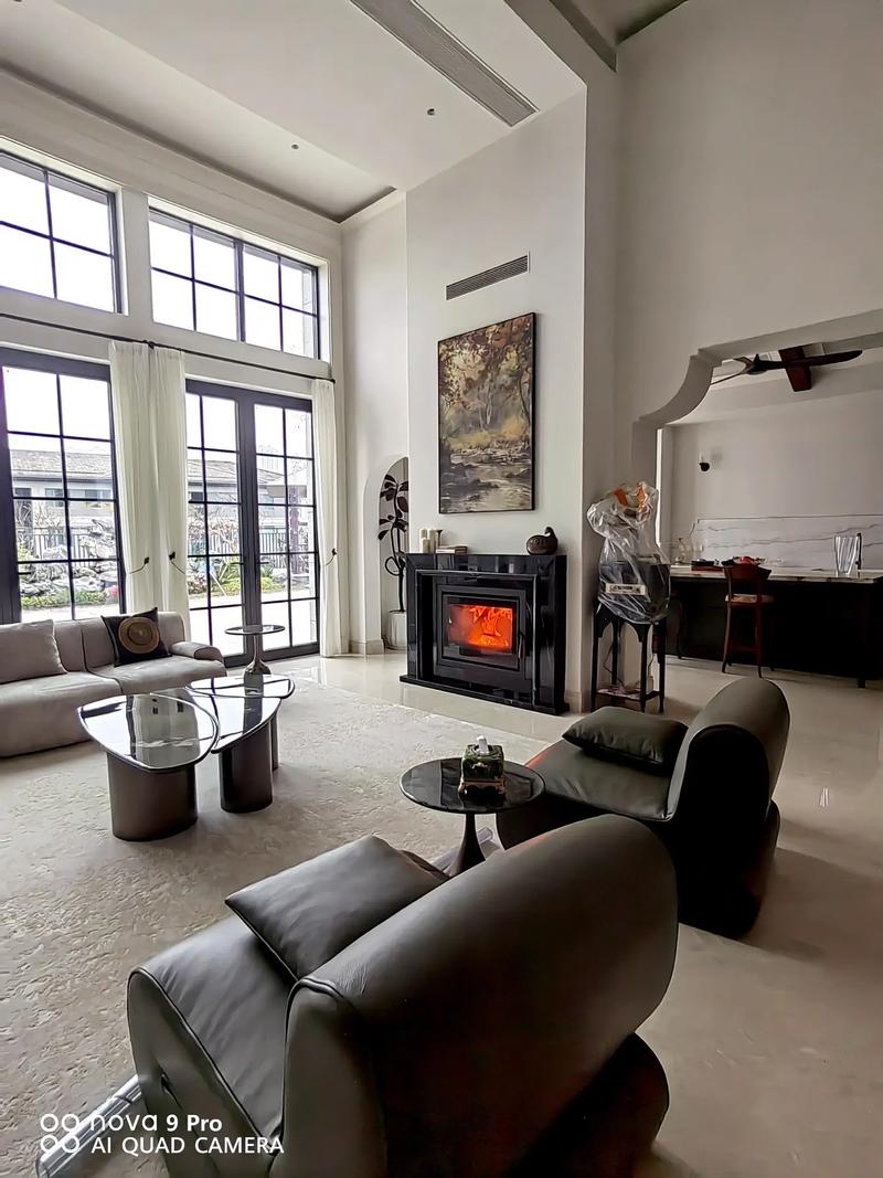 1986年炉中火命客厅适合摆放什么家具或装饰？