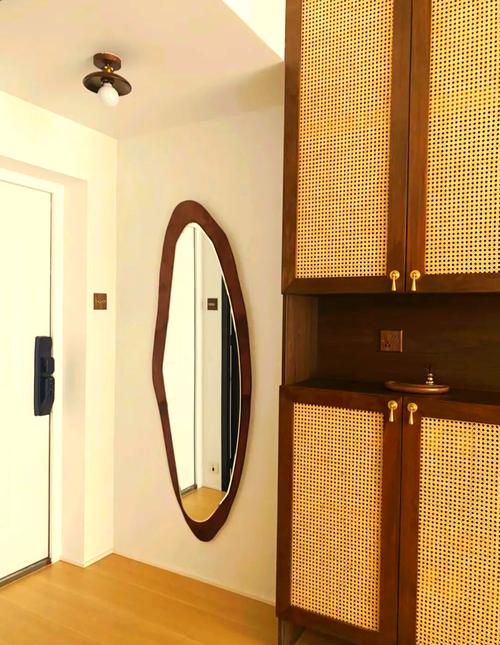 客厅大镜子摆放的风水有什么讲究？