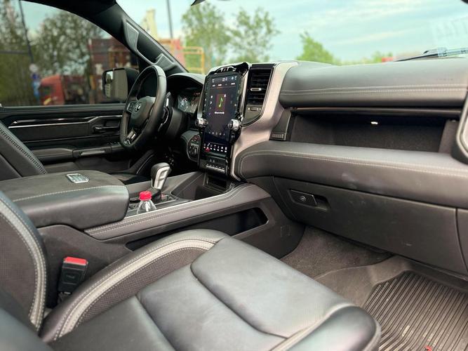 属羊路旁土命男人适合开什么车？