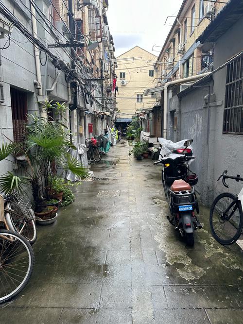 这栋楼附近有巷口吗？其风水环境怎么样呢？