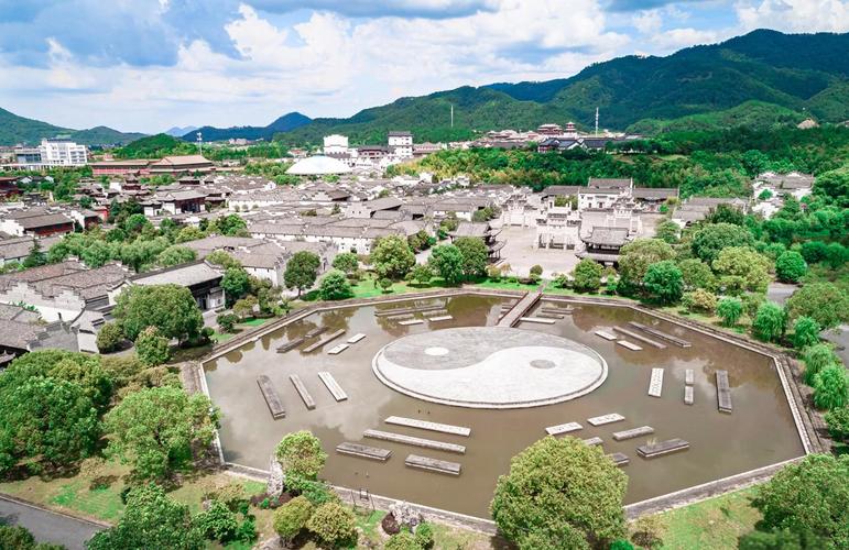 横店景区里真的有专家专门给人看风水吗？