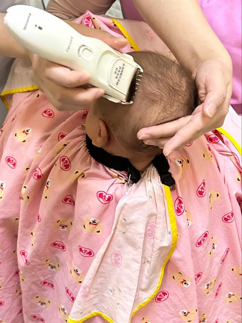 今日农历二月二十五，2026年4月12日剃胎发是否适宜？