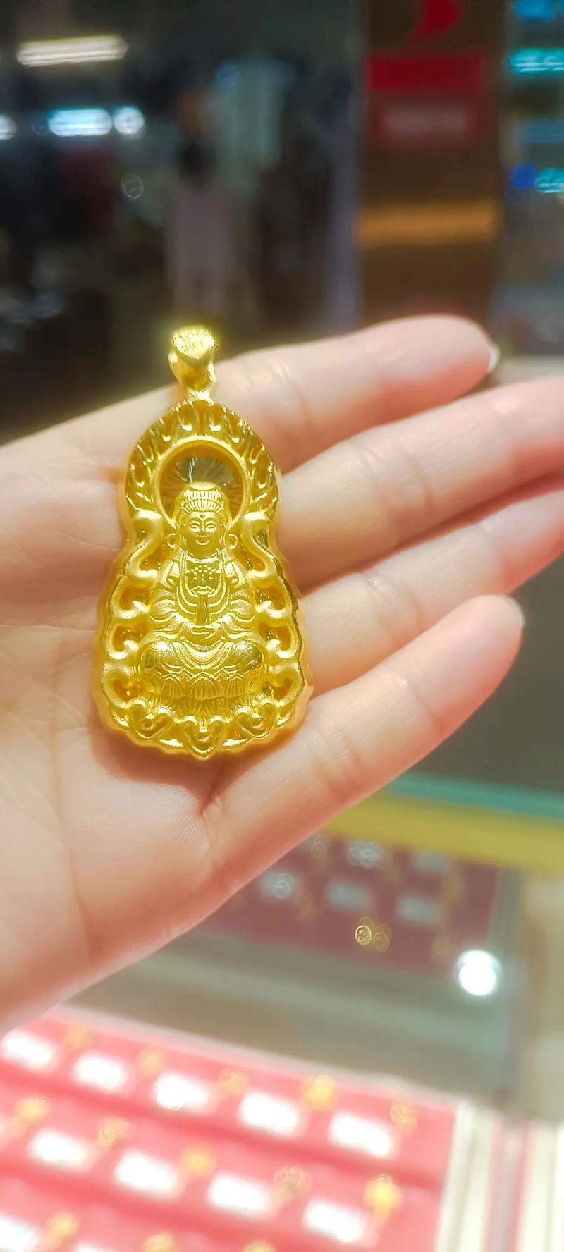 1987年炉中火命的人应佩戴什么观音或饰品？