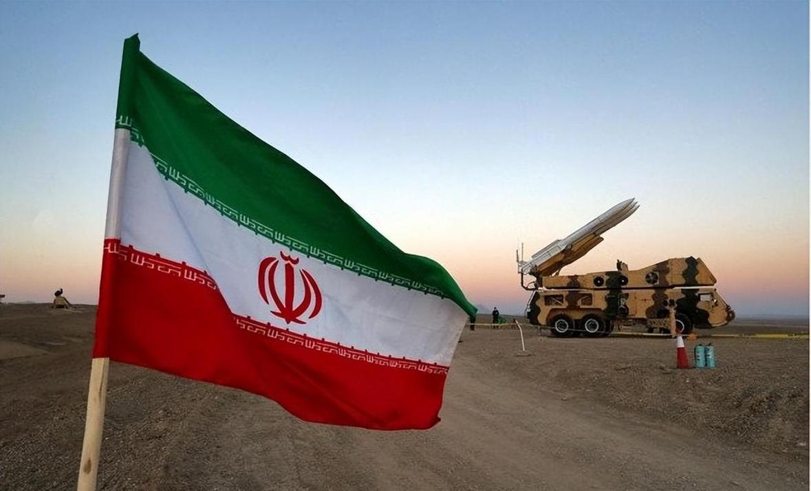 伊朗将原计划的小规模实弹演习改为何种规模以避免犯小人？