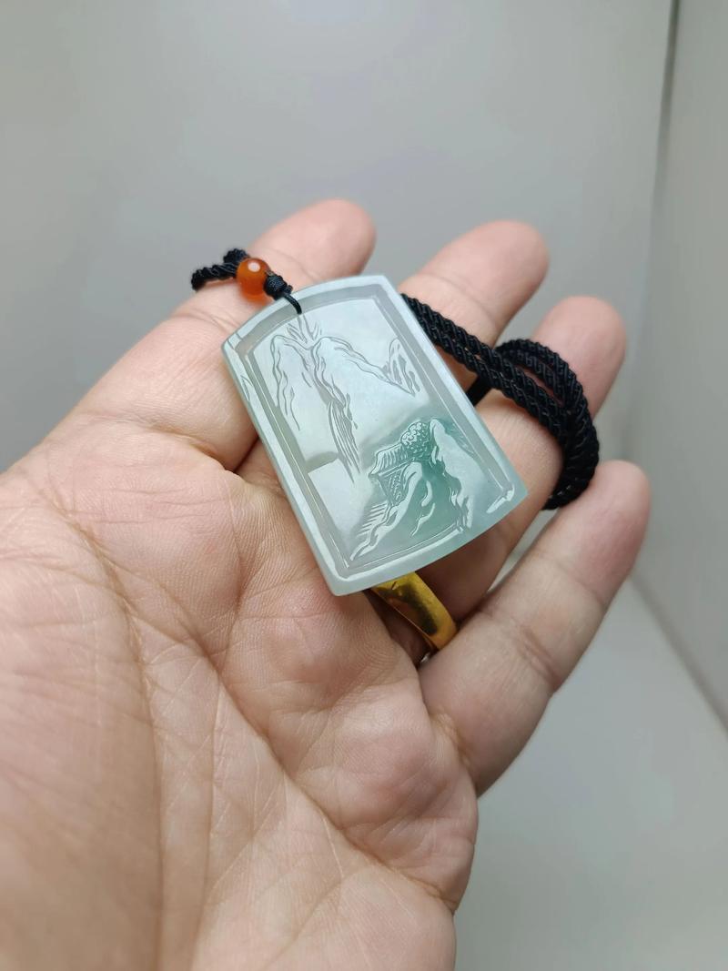 山水牌吊坠适合哪些命格的人佩戴，哪些人不宜佩戴？