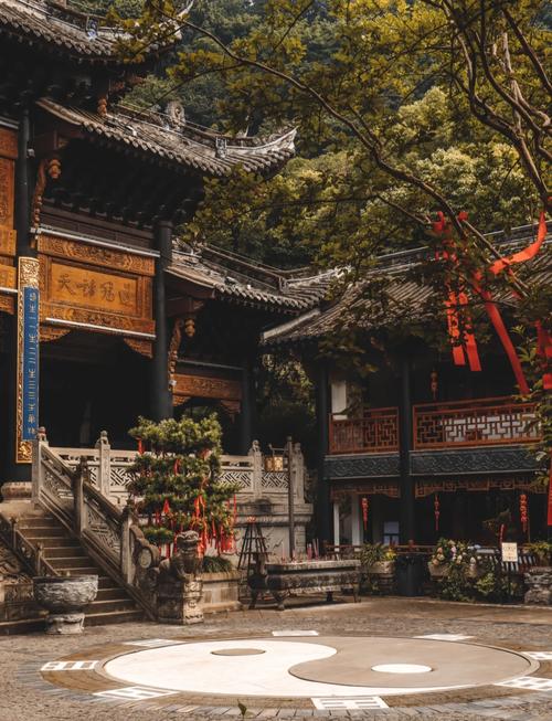 去寺庙参观时能否请教风水大师指点一番？