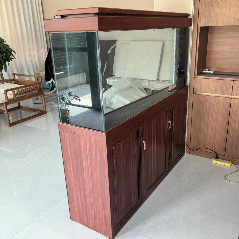 鱼缸放置隔板，这样的风水布局是否适宜呢？