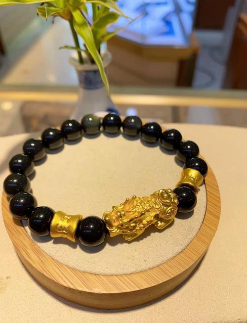 乙丑海中金命适合佩戴什么饰品，如何调整运势使其更旺？