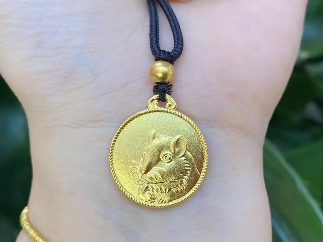 海中金命的人佩戴什么生肖蕞合适？生肖鼠的人适合佩戴哪种黄金饰品？