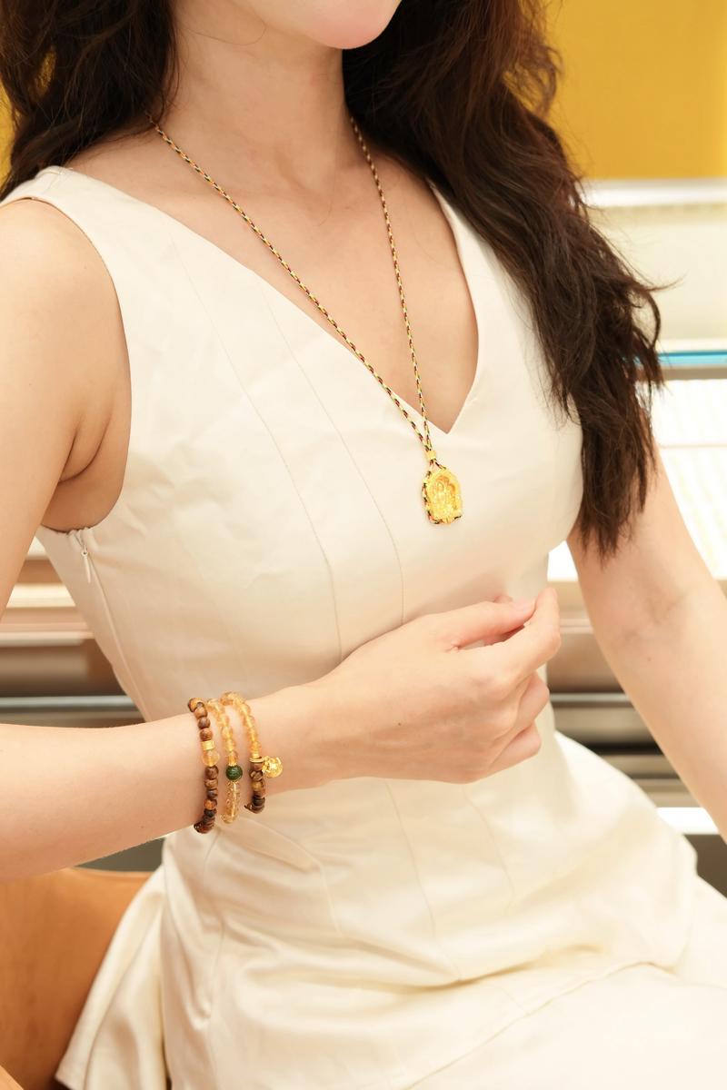 金命女孩的命格里金多，佩戴什么首饰能增强运势？