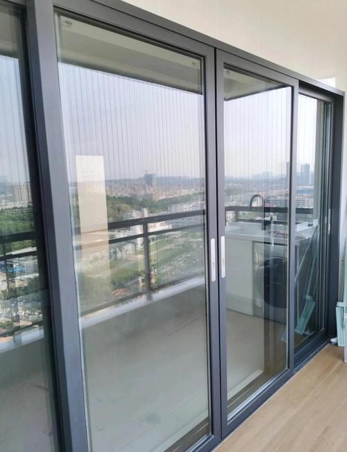 阳台风水是否必须安装推拉门来提升运势？