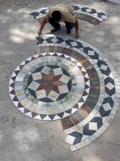 风水瓷砖的高度是否应该比室外地面高出一些？