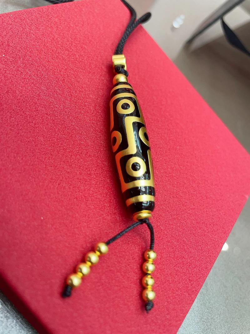 白蜡金命适合哪种天珠？属龙的人戴什么天珠最吉祥？