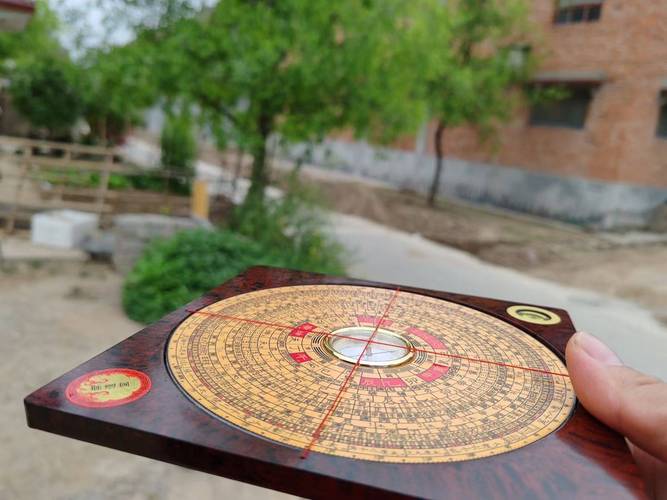 风水罗盘对着门使用，这样摆放是否合适呢？