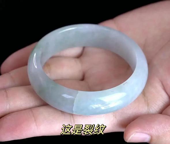 风水镯子裂痕明显还能继续佩戴吗？