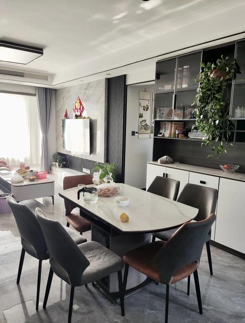 沙发背靠餐厅门，这样的布局符合餐厅风水吗？