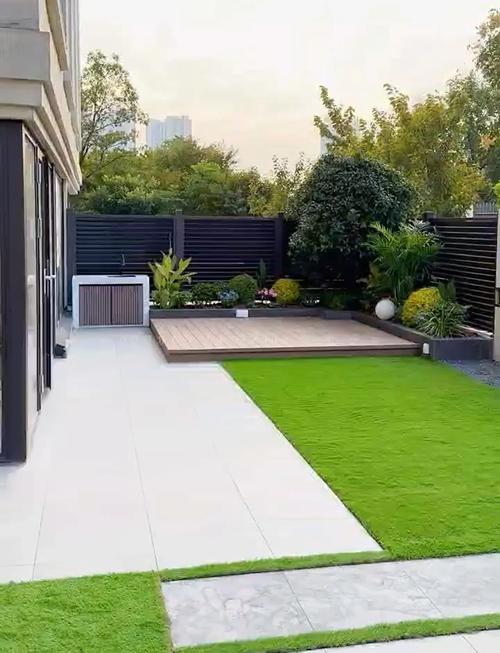 院内草坪布局对家居风水有何具体影响？