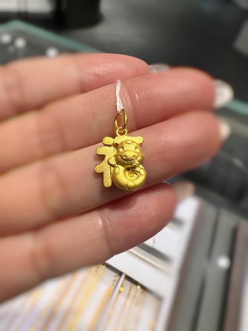 属蛇人佩戴什么吊坠最适宜，黄金材质是否最佳？