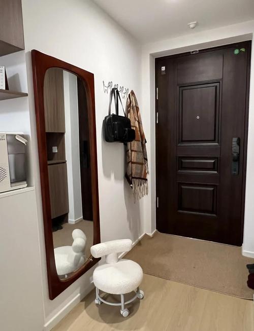 风水门后能否挂衣服以改变家居风水布局？