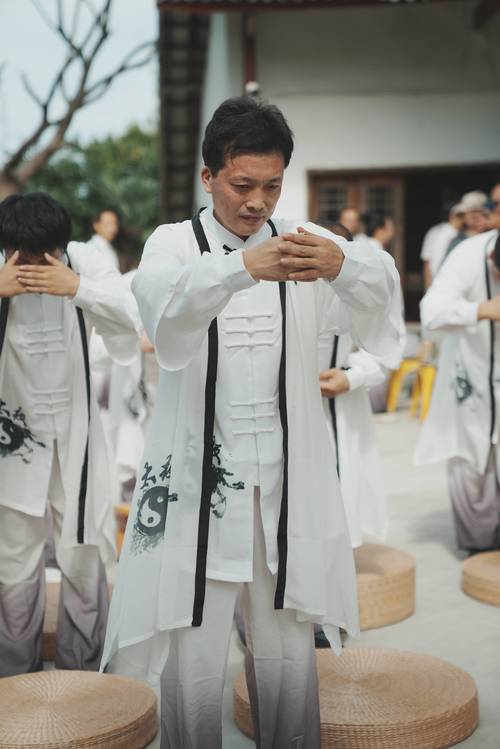 拜师学习风水，如果中途放弃，缴纳的拜师费可以退还吗？