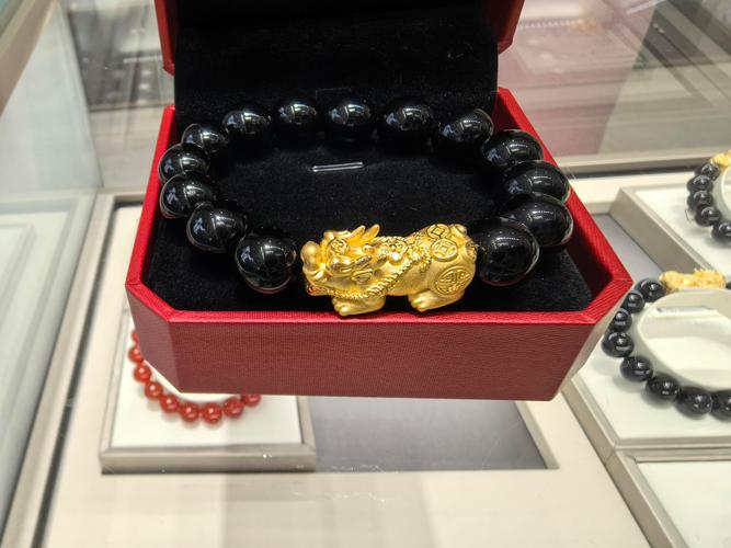 金命店铺如何摆放物品以招财，以及金命人的幸运色是什么？