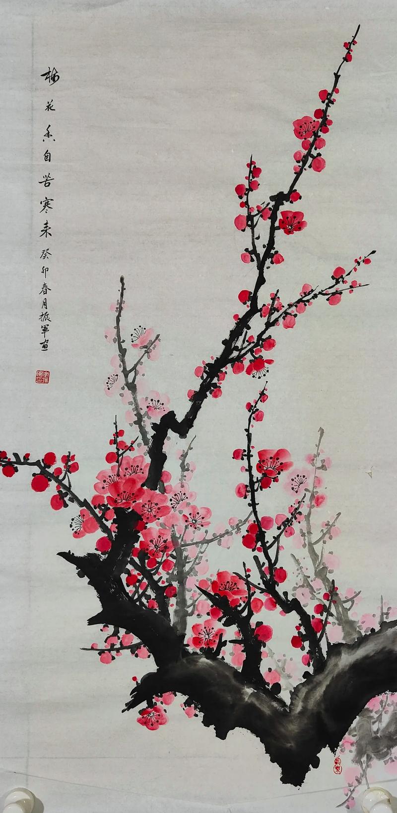 梅花画作摆放在家中，能招财且风水好吗？