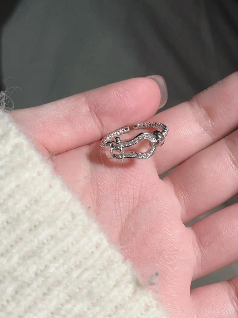 马蹄扣戒指的风水讲究有哪些，有什么特别的注意事项吗？