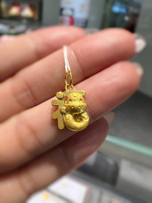 属蛇人佩戴什么吊坠最适宜，黄金材质是否最佳？