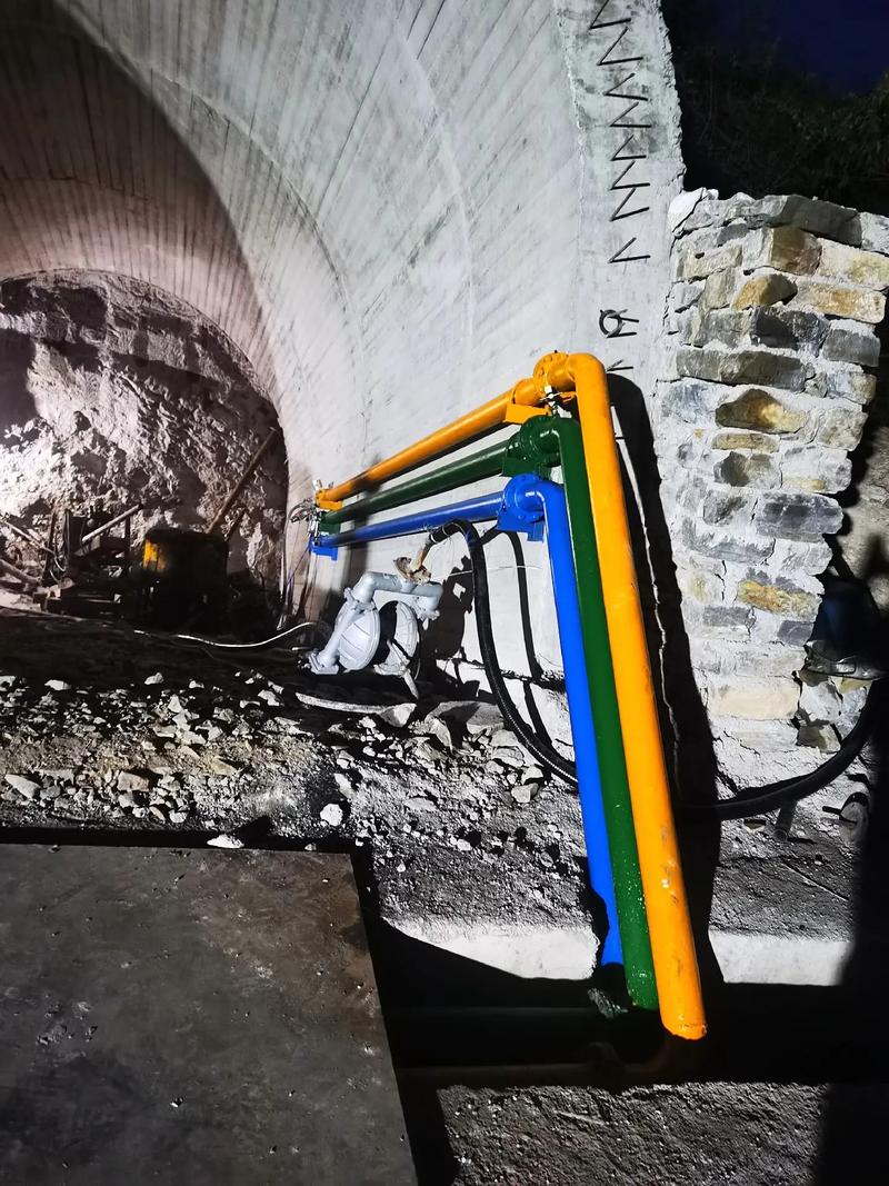 风水管线吊挂时是应该分左右巷道来布置吗？