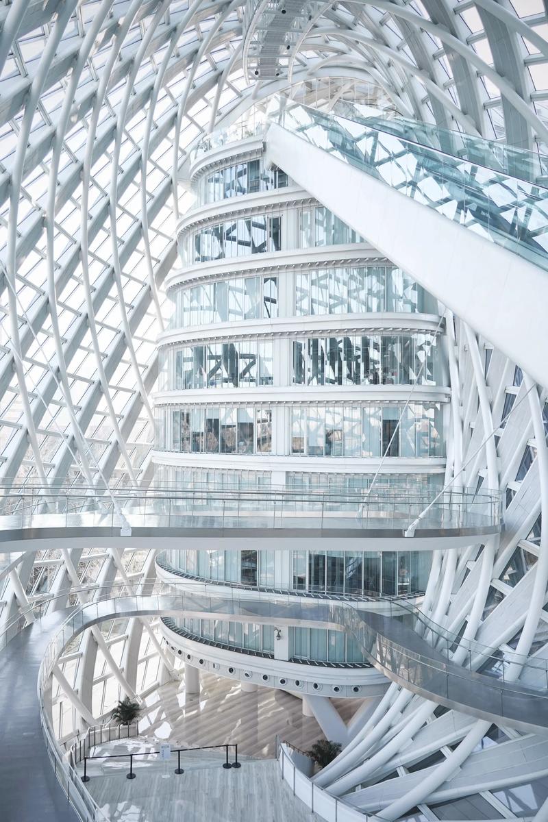 北京现代建筑的设计中，是否融入了与风水相关的元素呢？