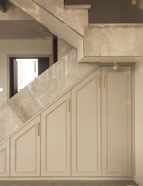 楼梯下方放置衣柜风水如何？合适吗？