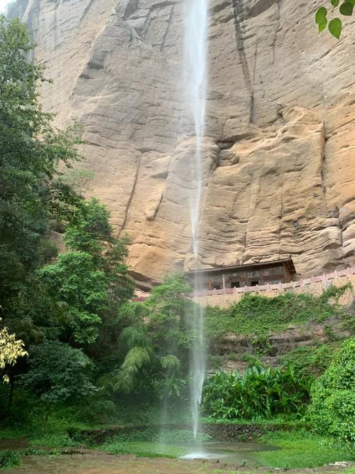 武夷山水帘洞是否位于风水宝地，对周围环境有何影响？