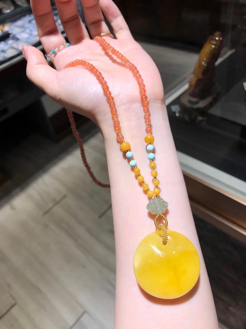 什么样的女性命格适合佩戴蜜蜡饰品？