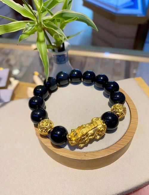 乙丑海中金命适合佩戴什么饰品，如何调整运势使其更旺？