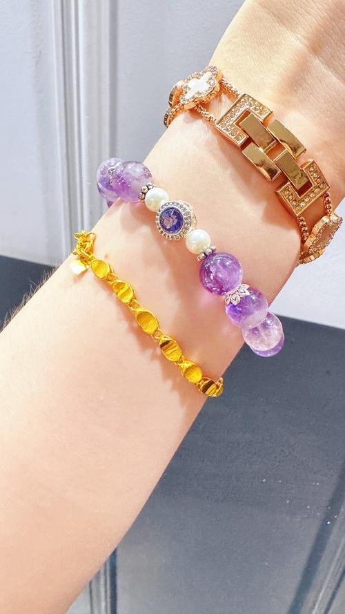 炉中火命女性适合佩戴哪种水晶饰品？