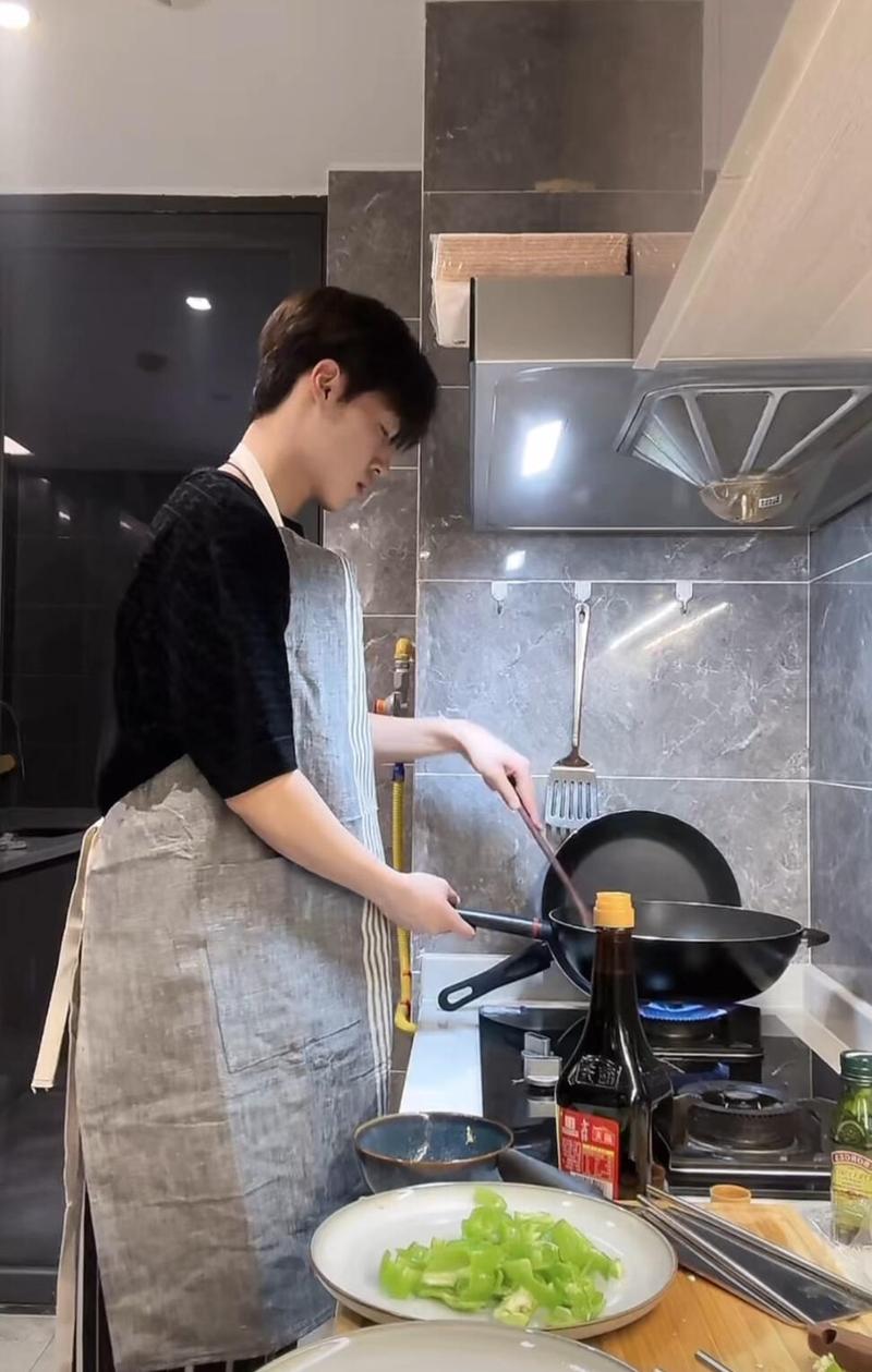 书桌放在厨房风水合适吗？有什么讲究？