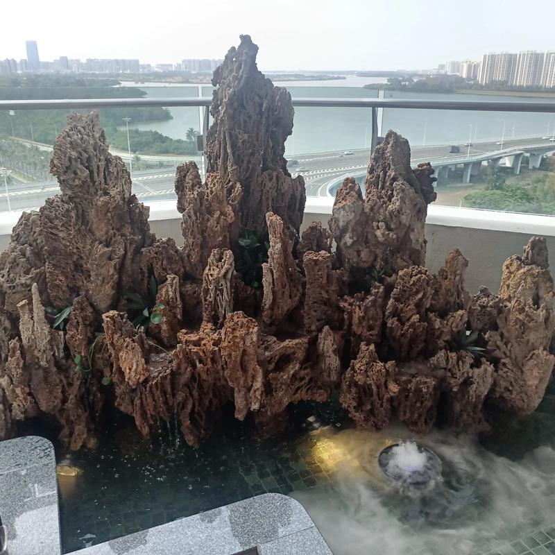 大门前摆放风水轮和假山，这样的布局合适吗？