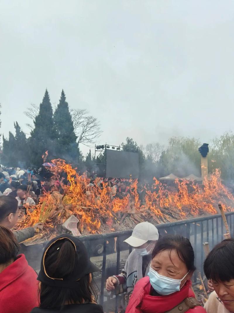 广西马楼的命也是命和穷算命富上香这两个梗，如何成表达其深层含义？