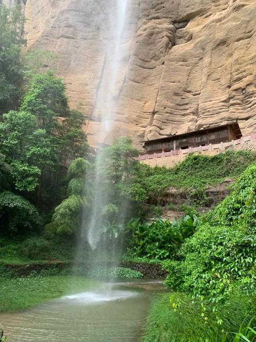 武夷山水帘洞是否位于风水宝地，对周围环境有何影响？