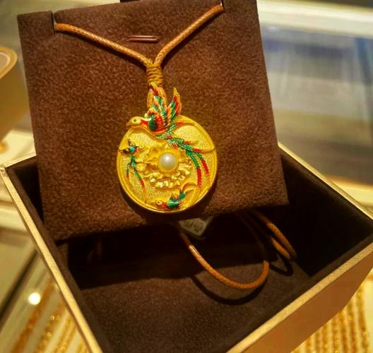 适合佩戴什么饰品嫩让火鸡造型梗加生动有趣？